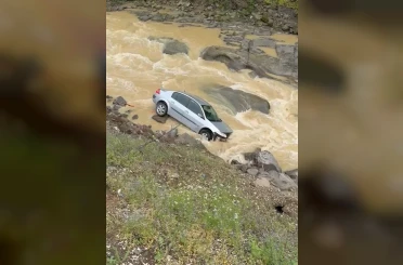 Dereye uçan otomobilin sürücüsü kazayı ucuz atlattı 