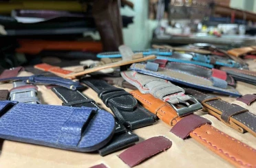 Deri ve sanatı buluşturup el emeğiyle saat kordonu yapıyor 