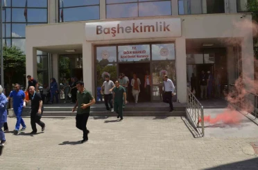 Devlet hastanesindeki acil durum tatbikatı gerçeği aratmadı 
