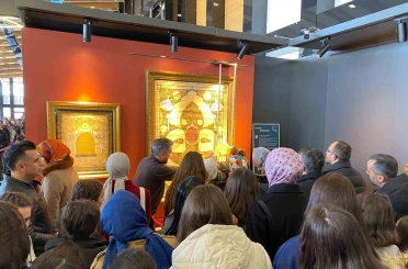 Devlet korumasındaki çocuklar, kutsal emanetler ve vakıf eserleri sergisini ziyaret etti 