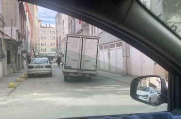 Devrilecekmiş gibi gözüken kamyon tedirginlik oluşturdu 