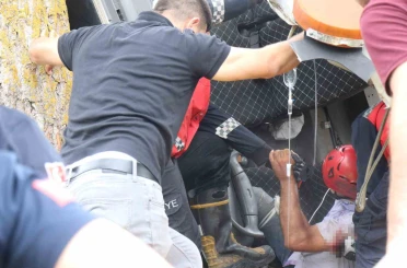 Devrilen çekicide sıkışan sürücü için ekipler seferber oldu 