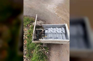 Devrilen elektrik trafosu ölüm saçıyor 
