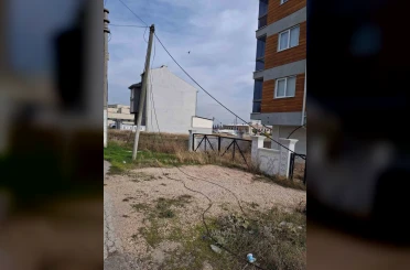 Devrilen internet direğinin çevreye dağılan kabloları risk oluşturuyor 