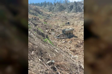 Devrilen iş makinesinin altında kalan operatör hayatını kaybetti 