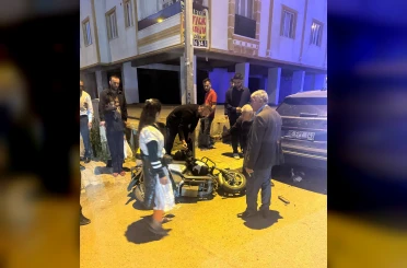 Devrilen motosikletin sürücüsü, otomobilin altında sıkıştı 