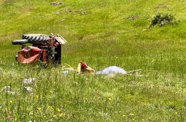 Devrilen traktörün altında kalan sürücü hayatını kaybetti 