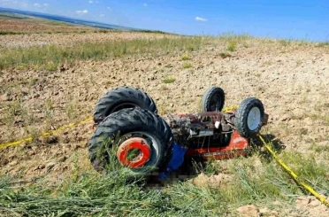 Devrilen traktörün altında kalan sürücü hayatını kaybetti 