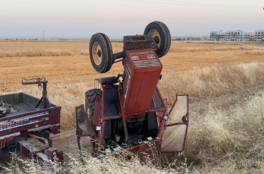 Devrilen traktörün sürücüsü burnu bile kanamadan kurtuldu 