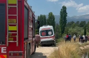 Devrilen traktörün üzerinden yola savrulan genç kadın hayatını kaybetti 
