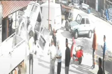 Devriye görevindeki polis memuru yanan kamyonete müdahale edip söndürdü 