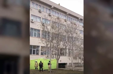 Dicle Üniversitesi’nde intihar girişiminde bulunan şahıs çatıdan indirildi 