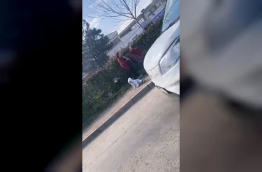 Dilenci kadınların kavgası kamerada: Kucağındaki bebek yere düştü 