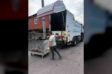 Dilovası’nda çöp konteynerleri dezenfekte ediliyor 