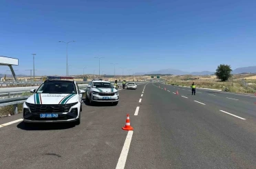 Dinlenme tesisinde unuttuğu arkadaşını almak için ters yönde ilerleyip trafiği tehlikeye attı 