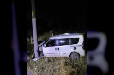 Direğe çarpan hafif ticari aracın sürücüsü yaralandı 