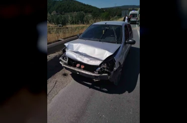 Direksiyon başında baygınlık geçiren sürücü refüje çarptı: 1 yaralı 