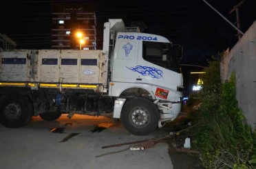 Direksiyon başında fenalaşan sürücü, istinat duvarına çarptı 