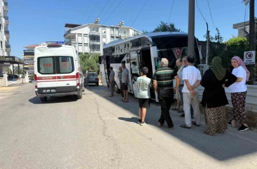 Direksiyon başında rahatsızlanan servis şoförünün kullandığı midibüs direğe çarptı 