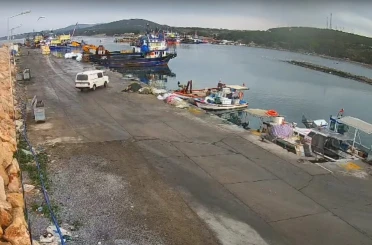Direksiyon hakimiyeti kaybolan araç denize uçtu 