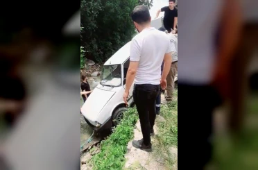 Direksiyon hakimiyeti kaybolan otomobil şarampole uçtu 