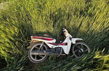 Direksiyon hakimiyetini kaybeden motosiklet sürücüsü tarlaya uçtu: 2 yaralı 