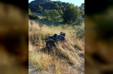 Direksiyon hâkimiyetini kaybeden motosiklet tarlaya savruldu: 1 yaralı 