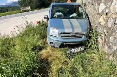 Direksiyon hâkimiyetini kaybeden otomobil sürücüsü istinat duvarına çarptı: 1 yaralı 