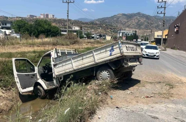 Direksiyon hakimiyetini kaybedince kanala uçtu 