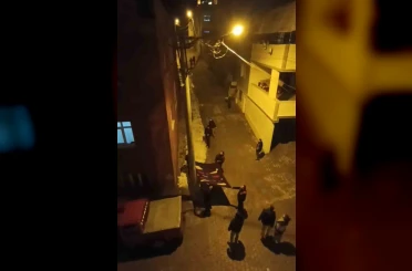 Direkte mahsur kalan kedi açılan battaniye ile kurtarıldı 