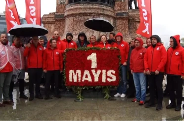 DİSK Taksim Anıtı’na çelenk bıraktı 