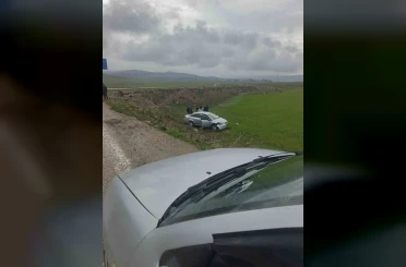 Diyadin’de direksiyon hakimiyetini kaybeden sürücü şarampole uçtu 