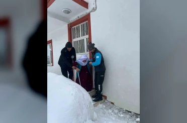 Diyaliz hastası kadın paletli araçla alınıp sağlık kuruluşuna ulaştırıldı 