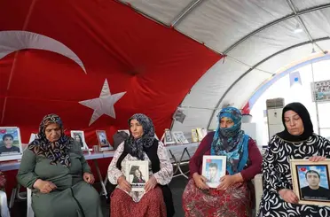Diyarbakır anneleri PKK ve uzantısı YPG-SDG’nin feshini değerlendirdi
