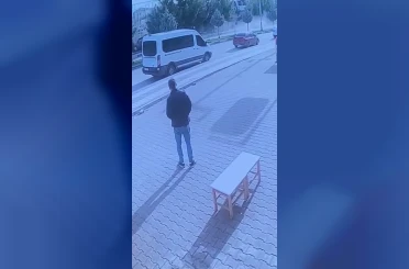 Diyarbakır’da 2 öğrencinin yaralandığı kaza anı güvenlik kameralarına yansıdı 