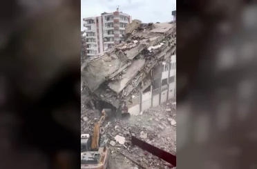 Diyarbakır’da ağır hasarlı binalar yıkılıyor 