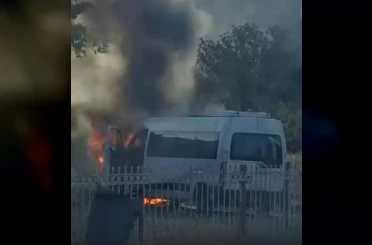 Diyarbakır’da alevlere teslim olan minibüs küle döndü 