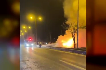 Diyarbakır’da alevlere teslim olan otomobilin sürücüsü yaralandı 