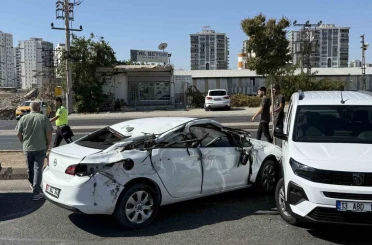 Diyarbakır’da asfalt paleti otomobili biçti 