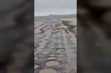 Diyarbakır’da bozuk yollarda su birikintileri oluştu 