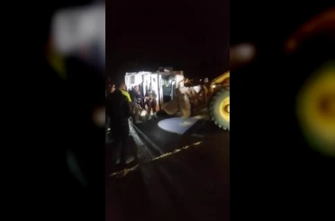 Diyarbakır’da buğday yüklü tır devrildi, yol saatlerce kapalı kaldı 