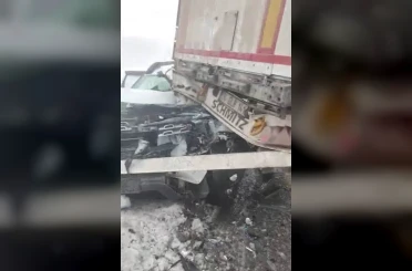 Diyarbakır’da buz tutan yolda zincirleme kaza: 3 yaralı 