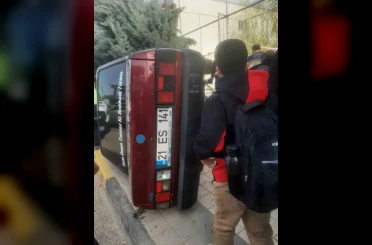 Diyarbakır’da drift atan sürücü kaldırımda yürüyen öğrencilere çarptı: 2 yaralı 