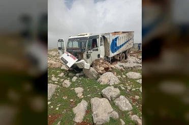 Diyarbakır’da freni boşan hafriyat kamyonu taşlara çarptı: 1 yaralı 
