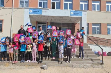 Diyarbakır’da hayırseverlerden 82 okuldaki öğrencilere kırtasiye malzemesi desteği 