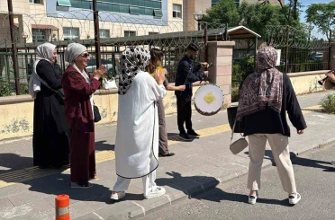 Diyarbakır’da ilginç boşanma: Kadının halay çekmesine erkek bağlama çalarak cevap verdi 