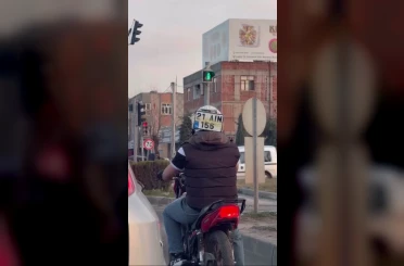 Diyarbakır’da ilginç görüntü: Düşen plakasını kaskına bantlayıp trafikte ilerledi 