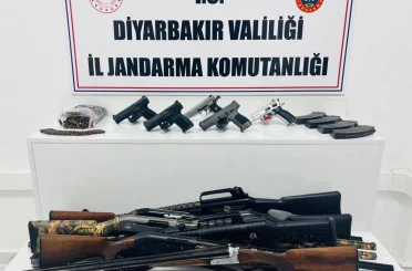 Diyarbakır’da jandarma operasyonlarında çok sayıda silah ve aparatı ele geçirildi 