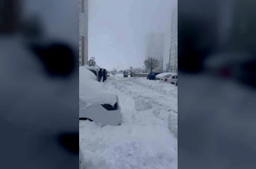 Diyarbakır’da kar esareti: Site sakinleri kiraladıkları kepçeyle yollarını açtı 
