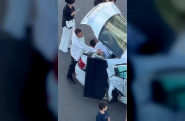 Diyarbakır’da kazada yaralılar otomobilin içinde sıkıştı 